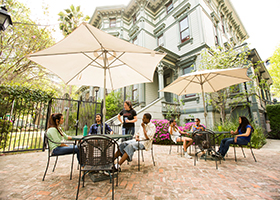 hi sacramento hostel outside common area